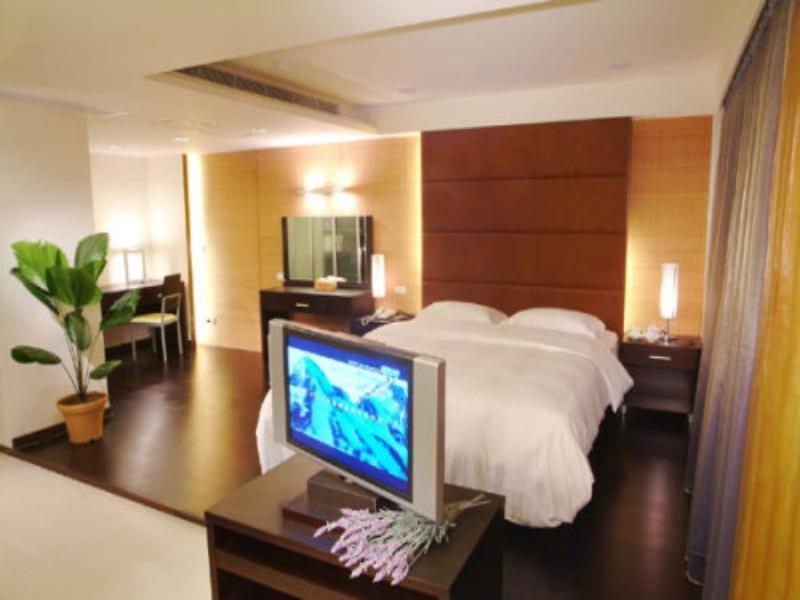 Katherine Plaza Hotel Каосюн Екстериор снимка