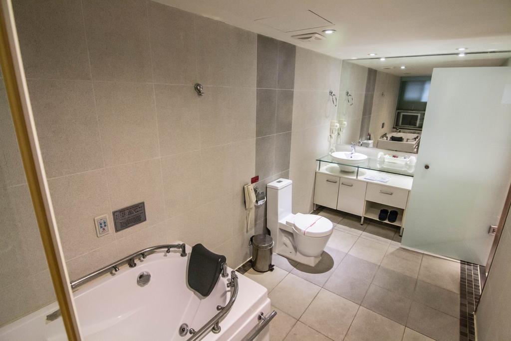 Katherine Plaza Hotel Каосюн Екстериор снимка