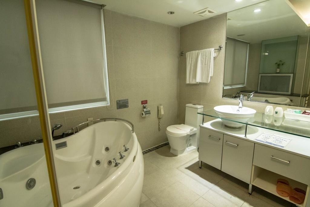 Katherine Plaza Hotel Каосюн Екстериор снимка