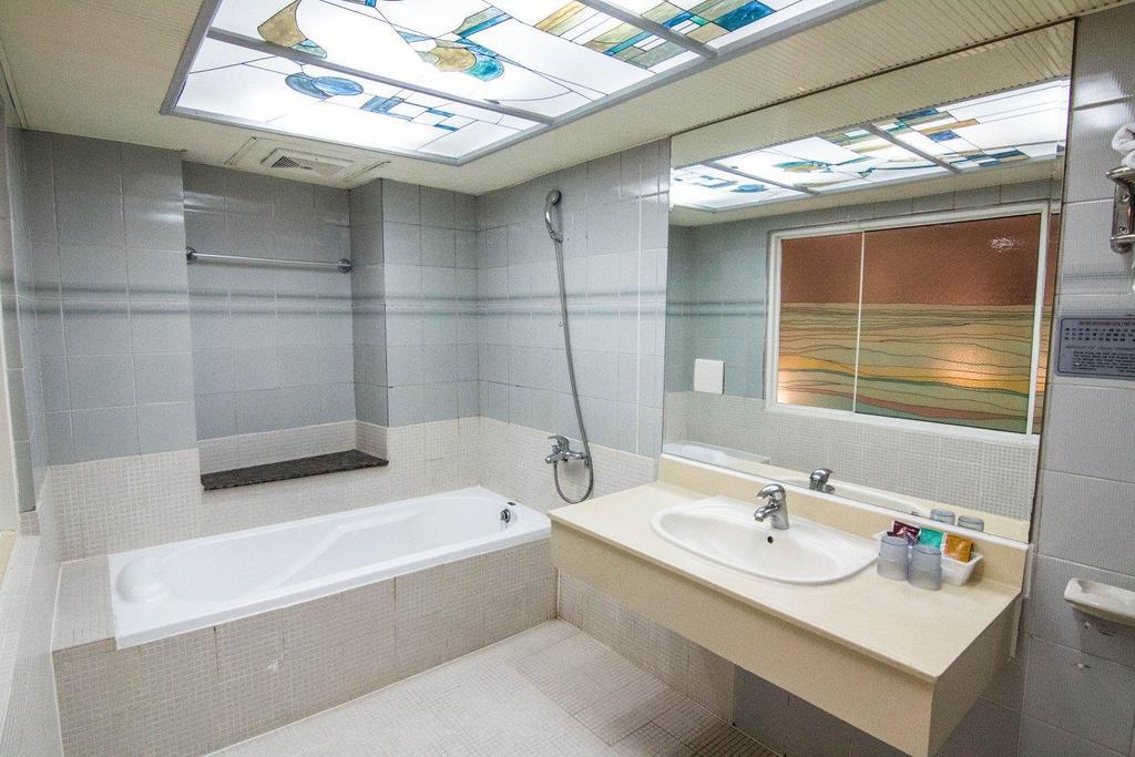 Katherine Plaza Hotel Каосюн Екстериор снимка