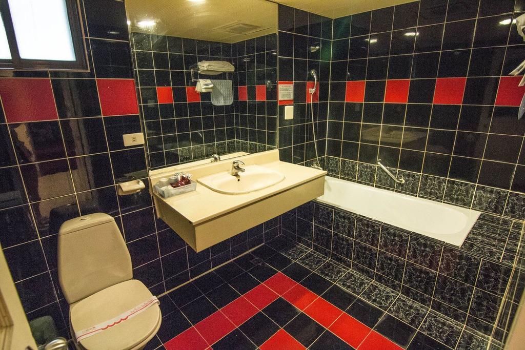 Katherine Plaza Hotel Каосюн Екстериор снимка